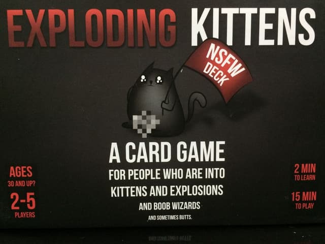 Portada juego de mesa Exploding Kittens: Edición NSFW