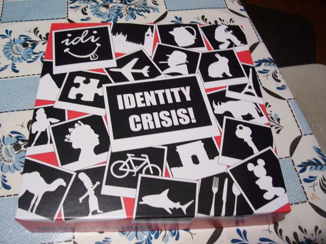 Portada juego de mesa Identity Crisis